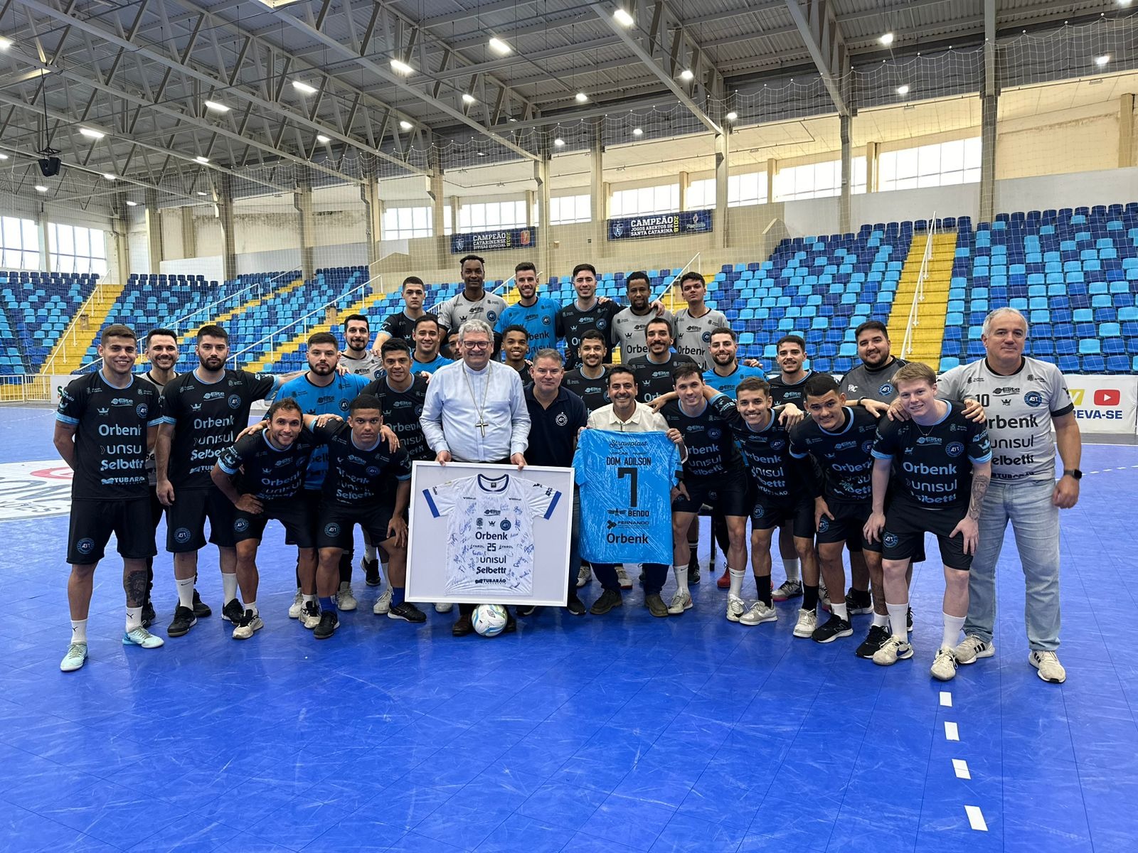 Bispo recebe camisa do Tubarão Futsal