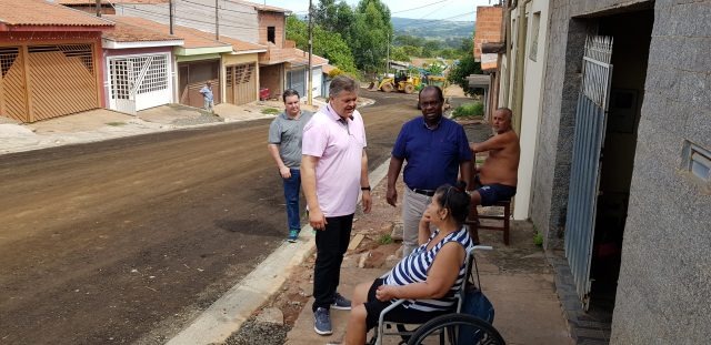 Prefeitura inicia pavimentação em pontas de ruas no Recanto Paraíso