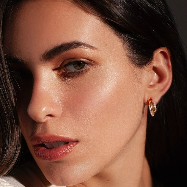 Brinco Argola M Cheia Pedras nas Laterais Folheado Ouro 18K