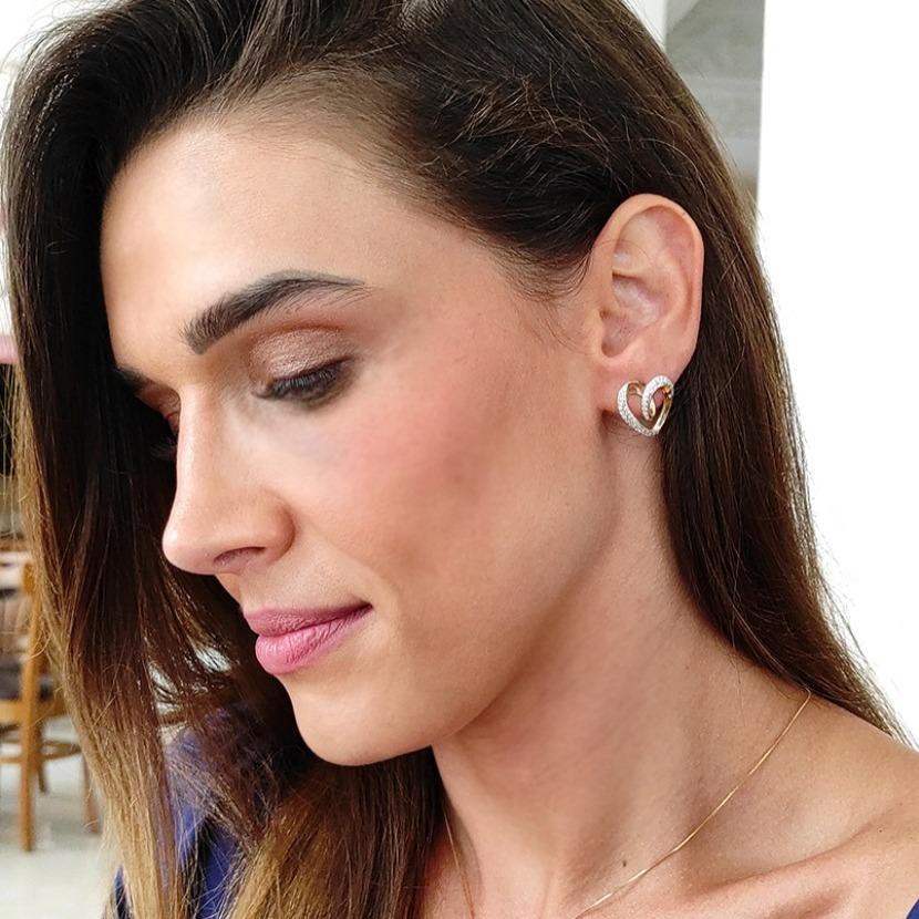 Brinco Coração Vazado Cravejado com Zircônias Folheado Ouro 18K