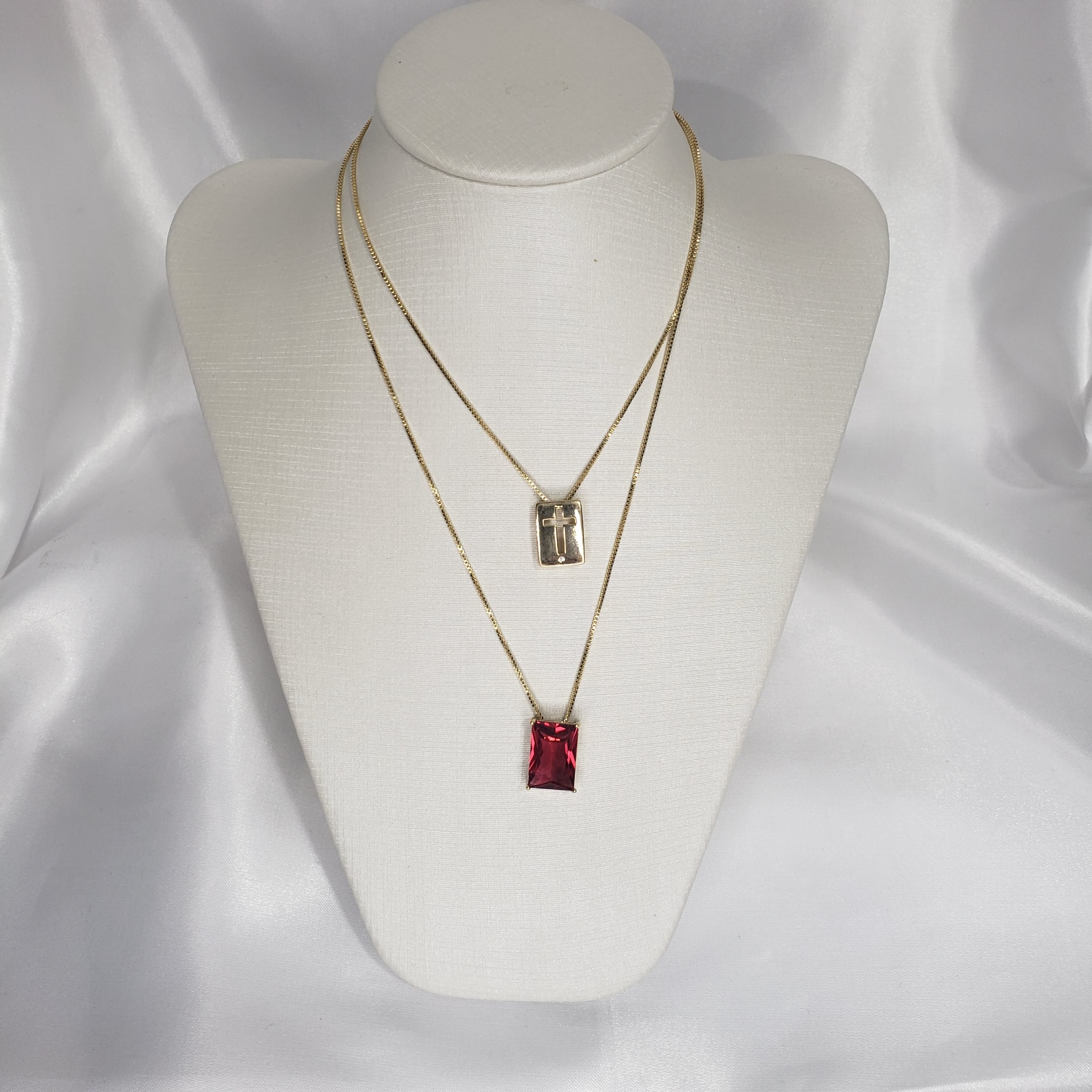 Escapulário Cruz e Pedra Vermelha Folheado Ouro 18k