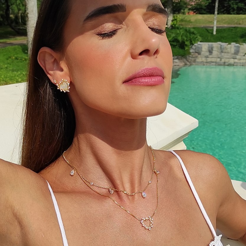 Gargantilha Coração Vazado Pedras Folheado Ouro 18k