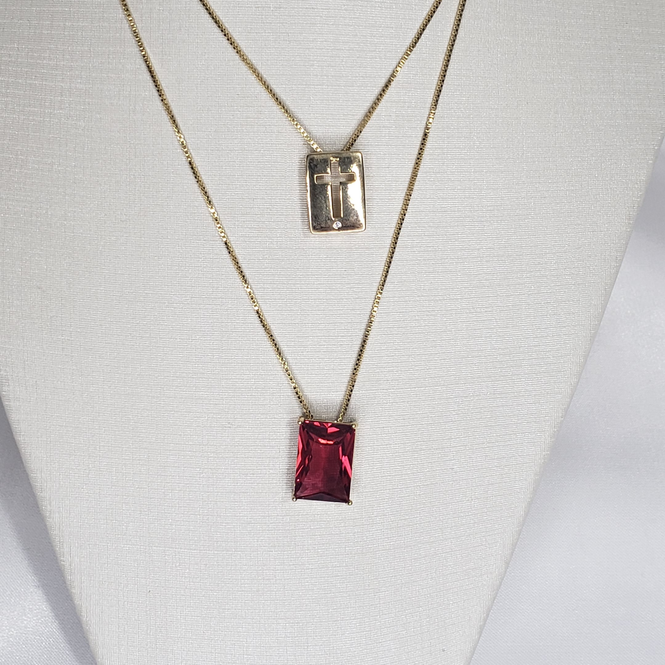 Escapulário Cruz e Pedra Vermelha Folheado Ouro 18k