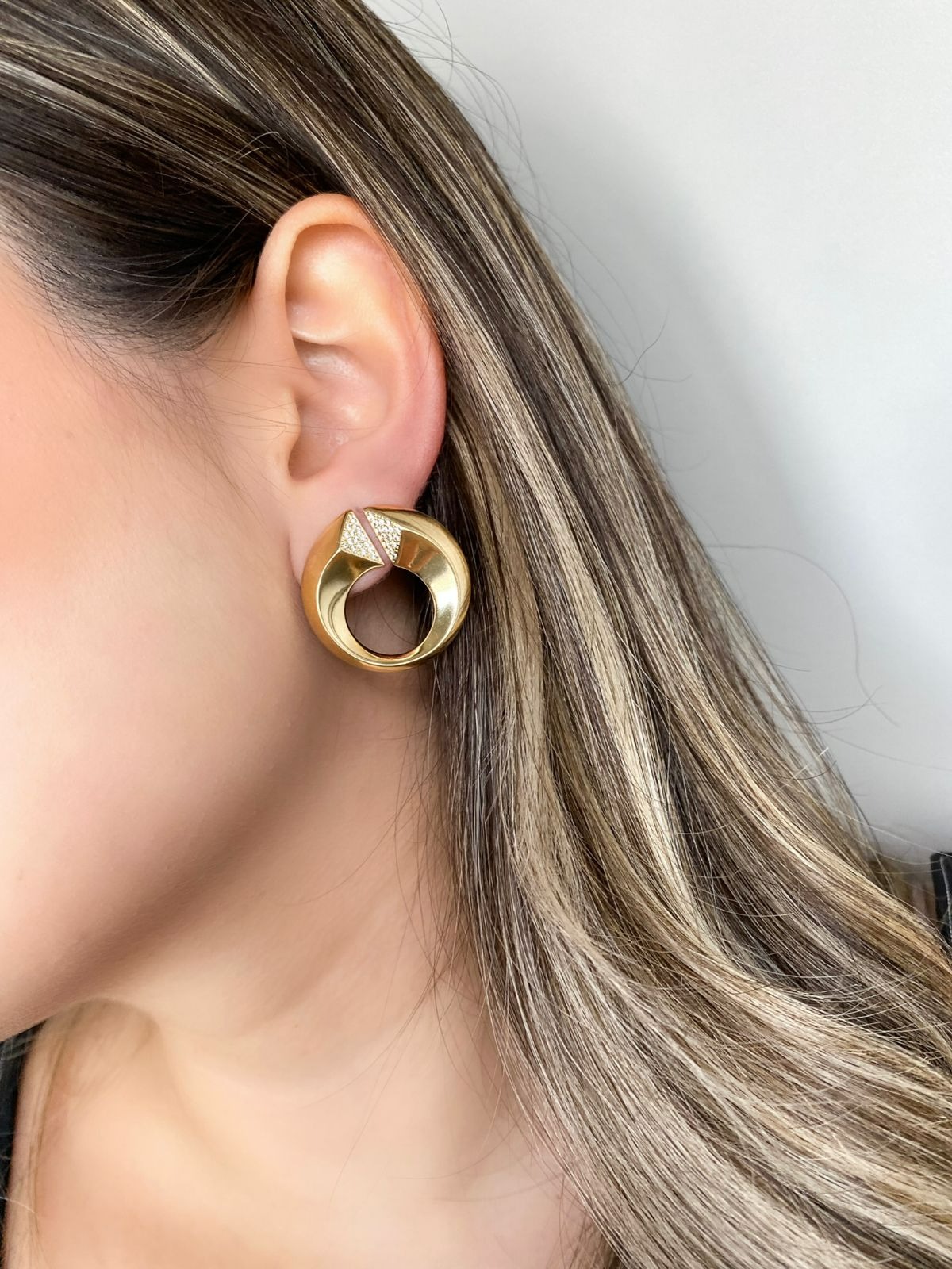 Brinco Argola de Frente Cravejada Folheado Ouro 18k