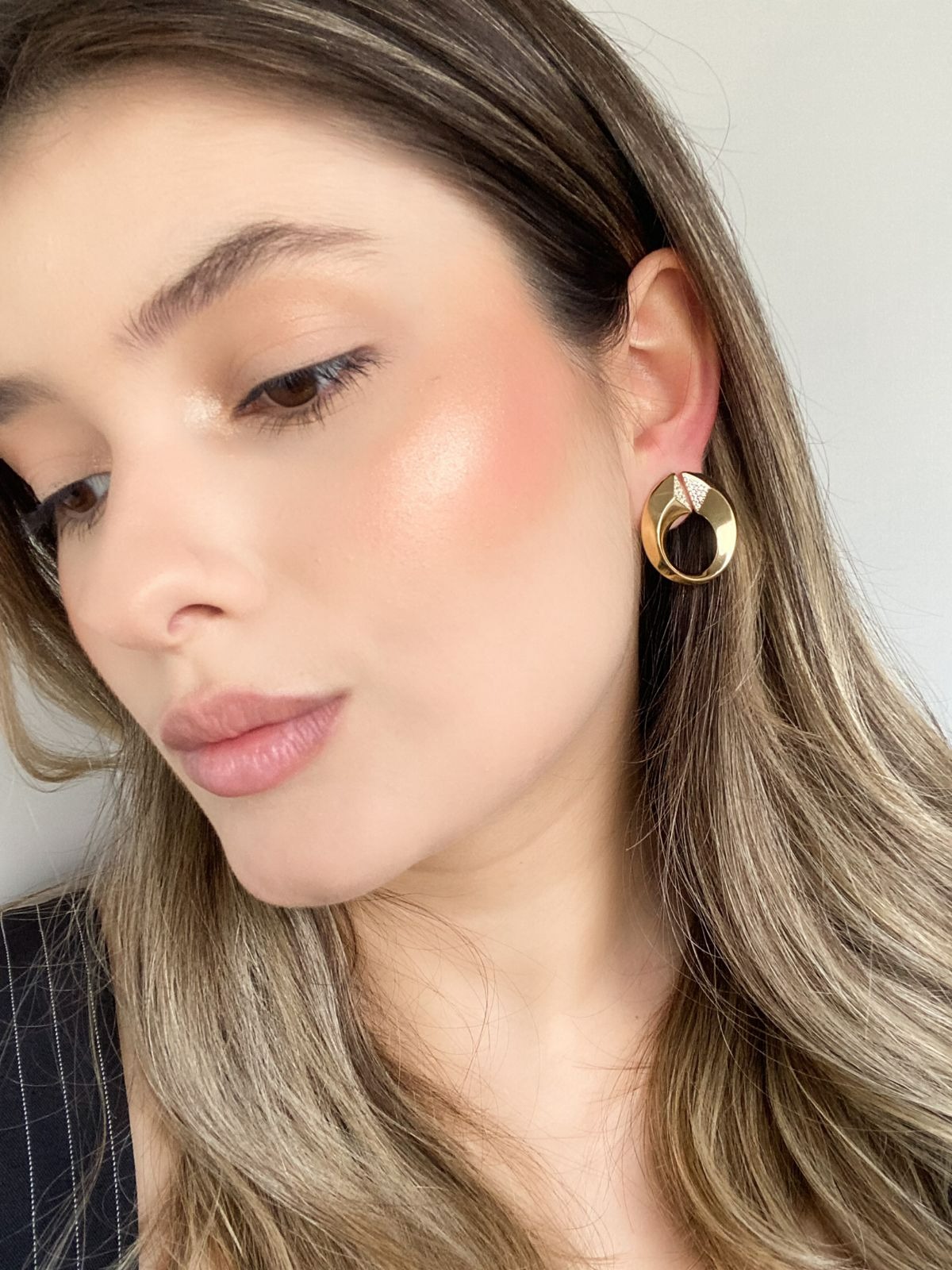 Brinco Argola de Frente Cravejada Folheado Ouro 18k