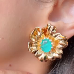 Brinco Elaine Palma Flor Dourada Pedra Turquesa Meio Folheado Ouro 18k
