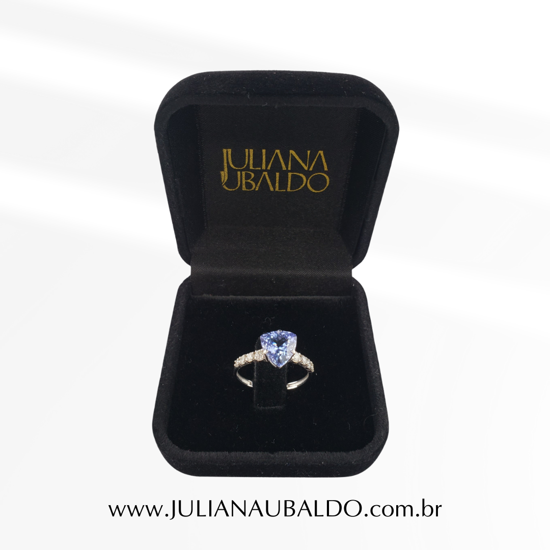 Anel Tanzanita Triangular Degradê com 8 Diamantes 4 Pontos em Cada Lado Ouro Branco 18k