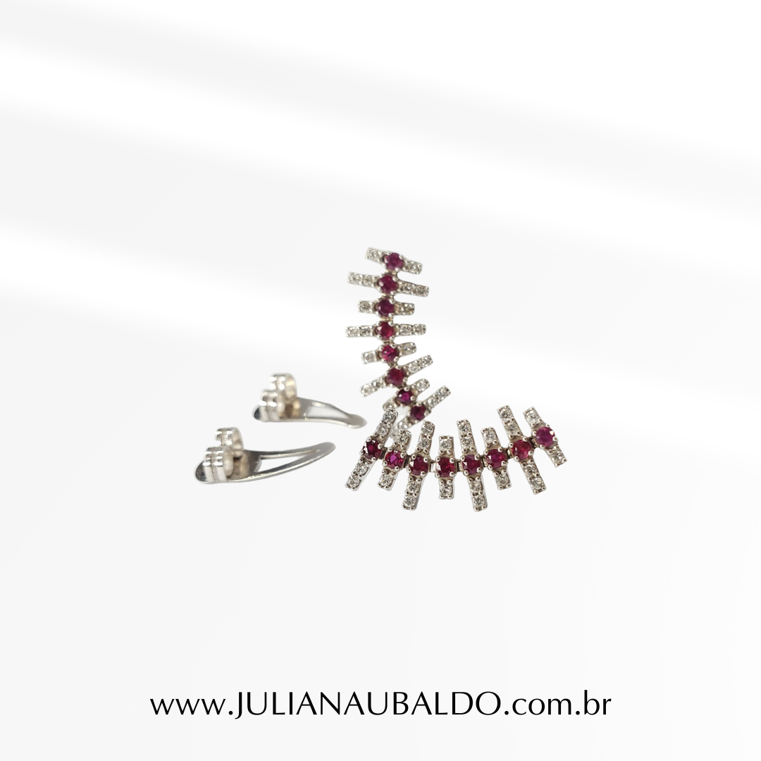 Brinco Earcuff com Fileira de Rubis Central e Brilhantes Laterais Ouro Branco 18k: