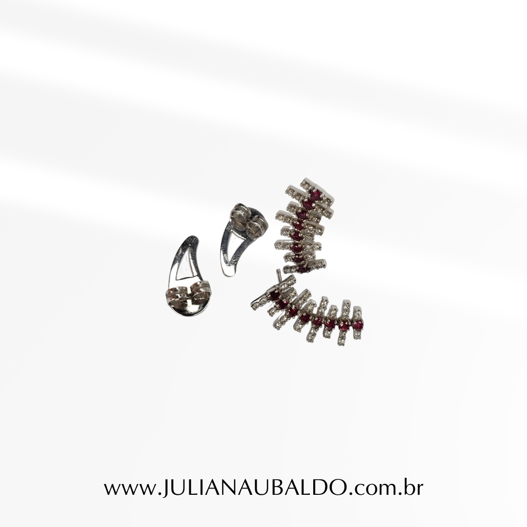 Brinco Earcuff com Fileira de Rubis Central e Brilhantes Laterais Ouro Branco 18k: