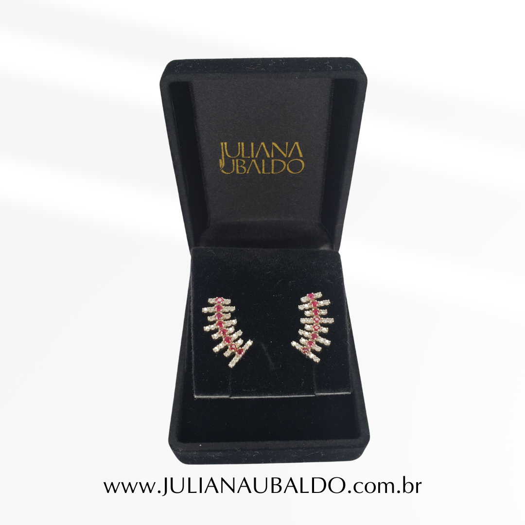 Brinco Earcuff com Fileira de Rubis Central e Brilhantes Laterais Ouro Branco 18k: