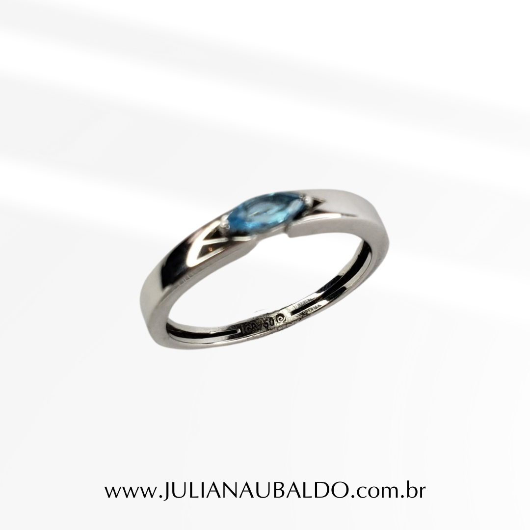 Anel Topázio Swiss Navete Laterais Vazadas Ouro Branco 18k