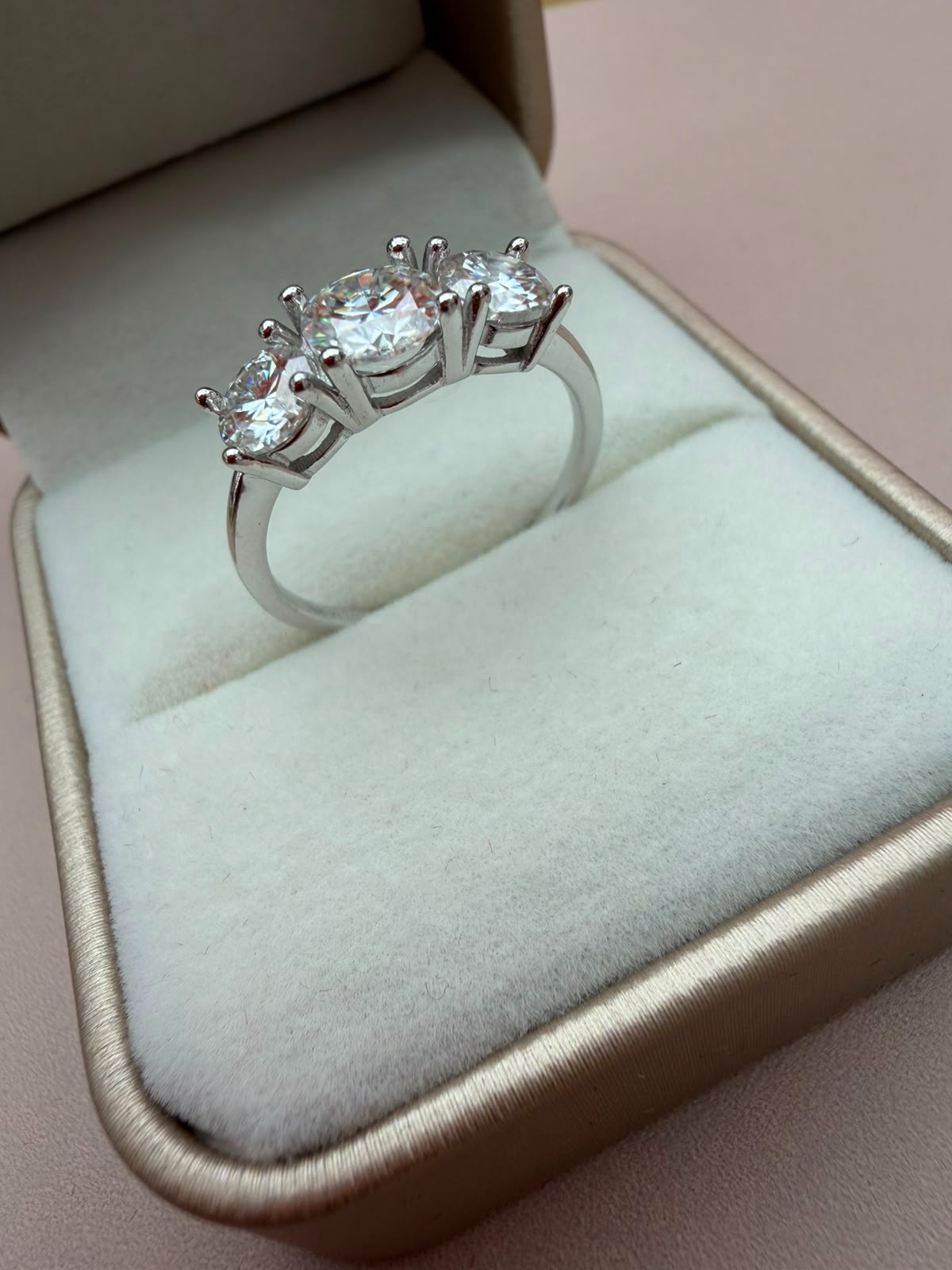 Anel em Prata Com Banho de Ródio Moissanite