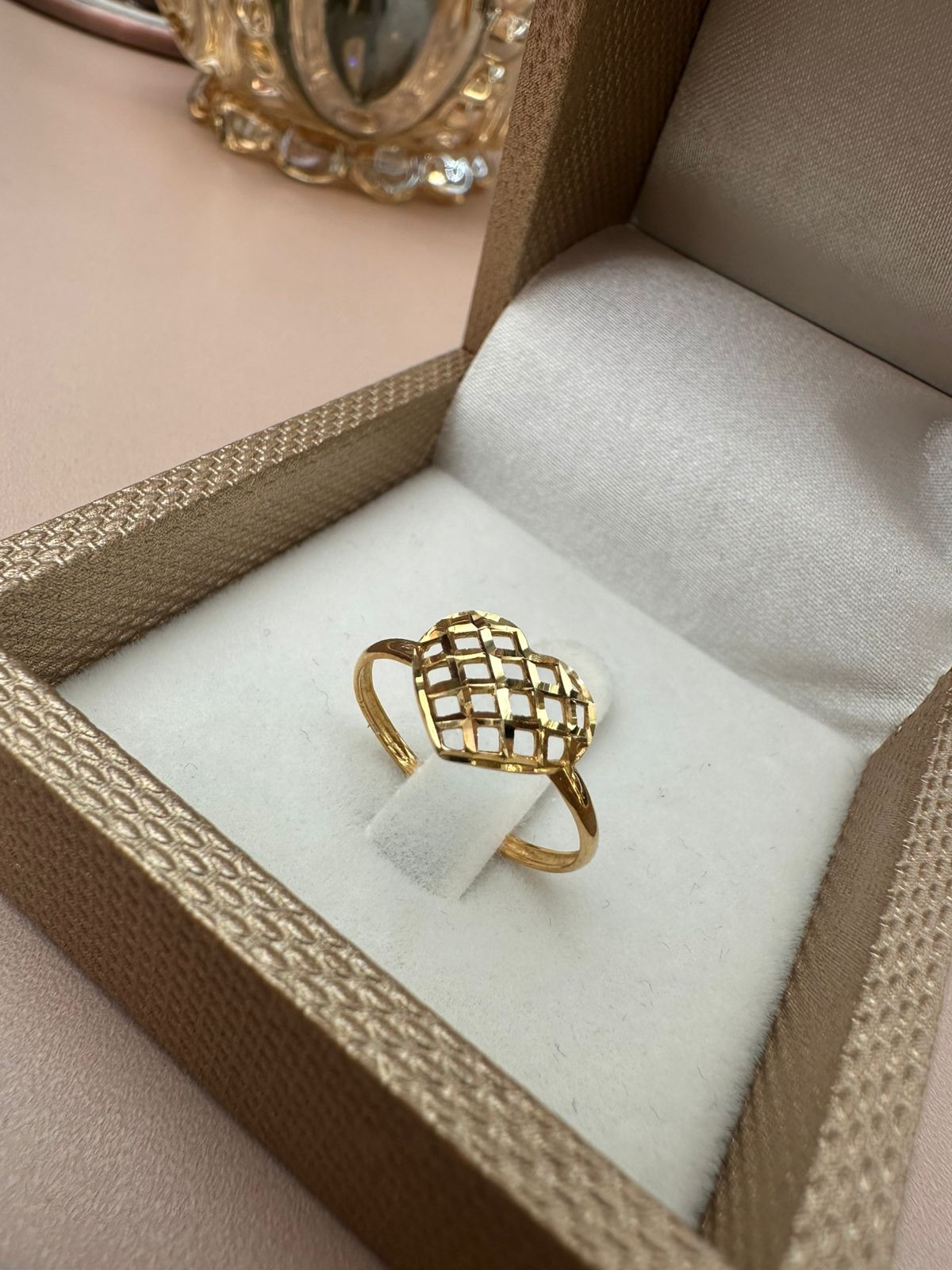 Anel em Ouro 18K Coração Trabalhado Diamantado