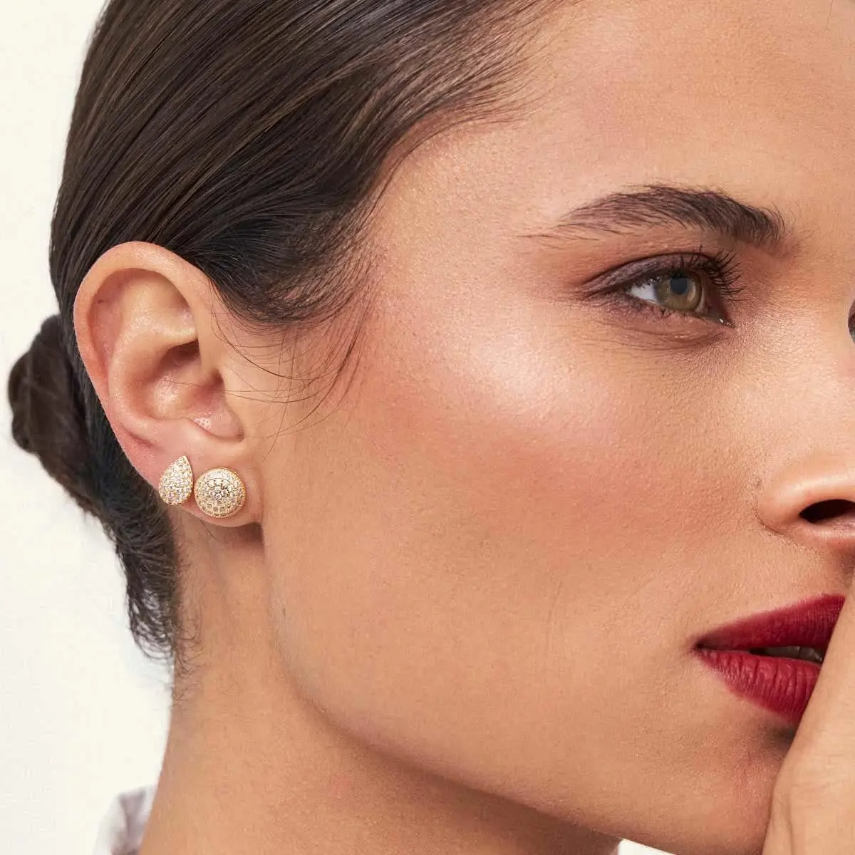 BRINCO REDONDO CRAVEJADO DE ZIRCÔNIAS