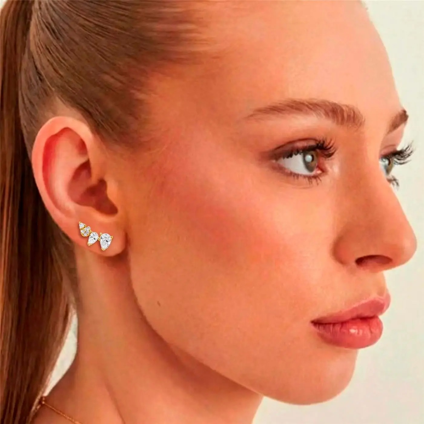 BRINCO SEMIJOIA EAR CUFF DE GOTA EM CRISTAIS E ZIRCÔNIASBRANCO BANHADO A OURO