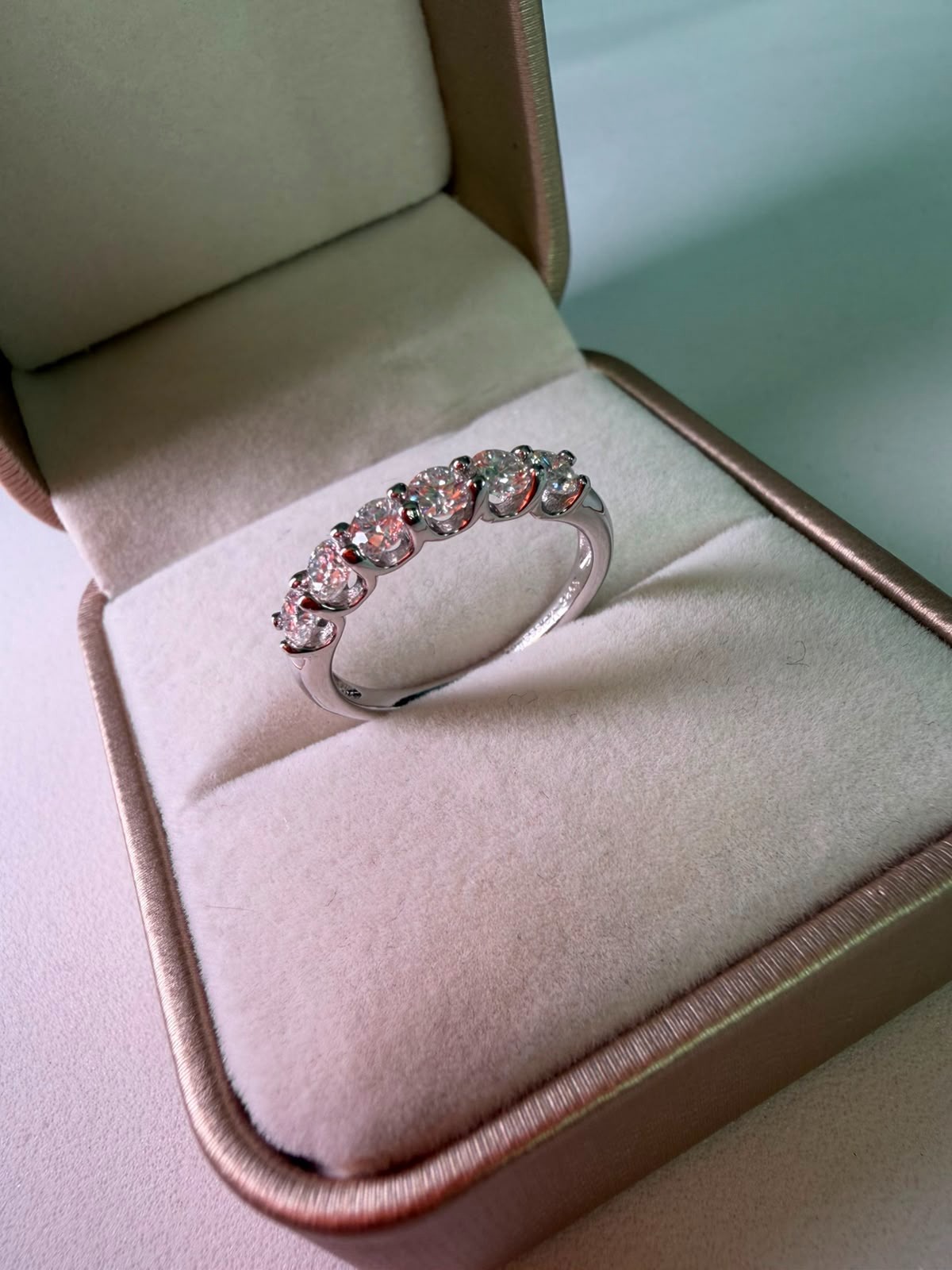 Anel em Prata Com Banho de Ródio Meia Aliança Moissanite 3mm