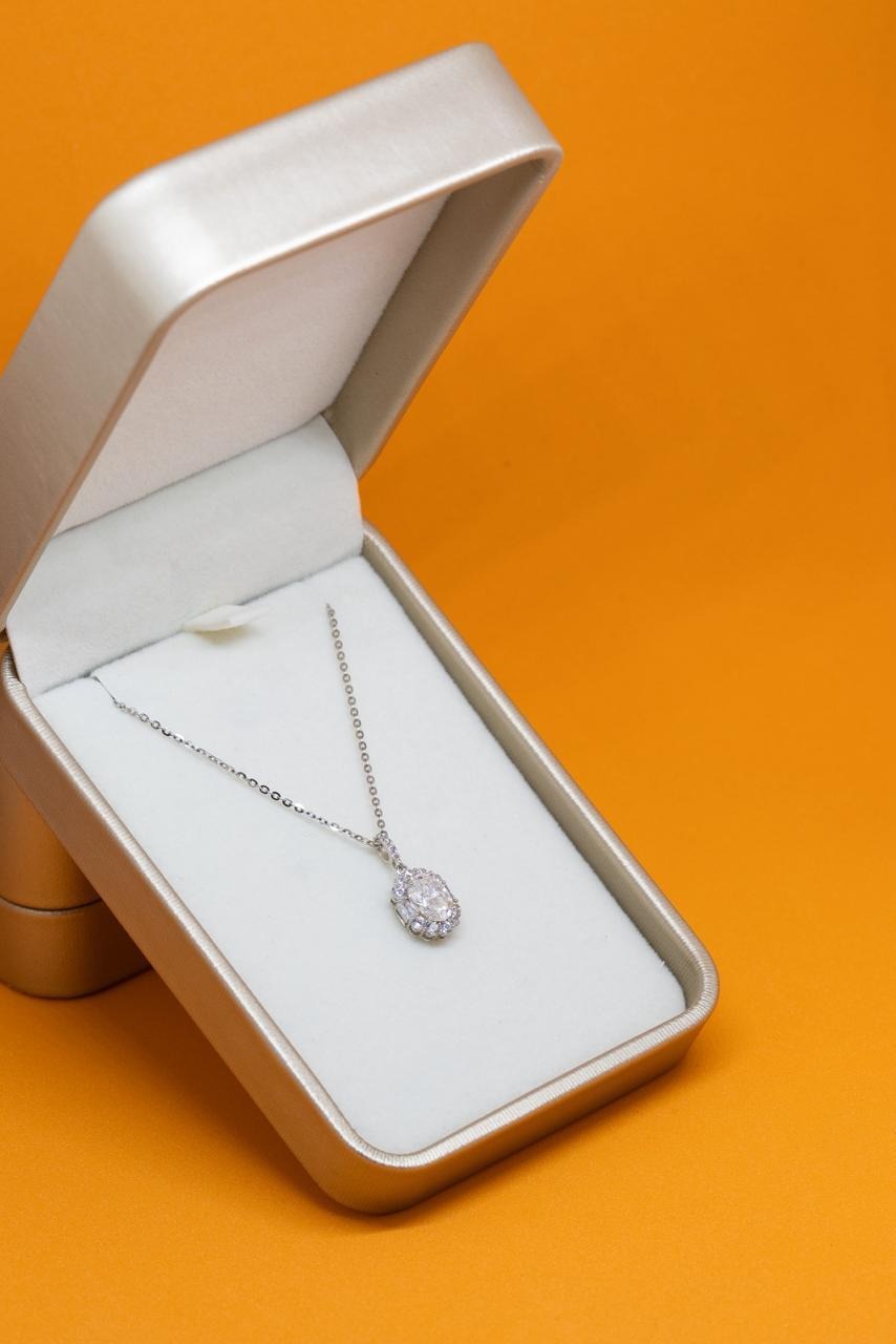 Gargantilha em Prata com banho de ródio e Moissanite