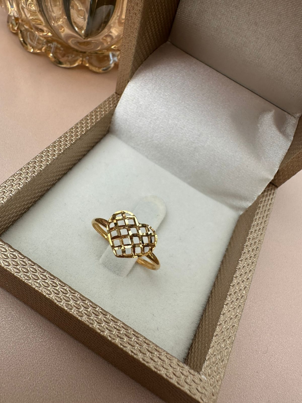 Anel em Ouro 18K Coração Trabalhado Diamantado