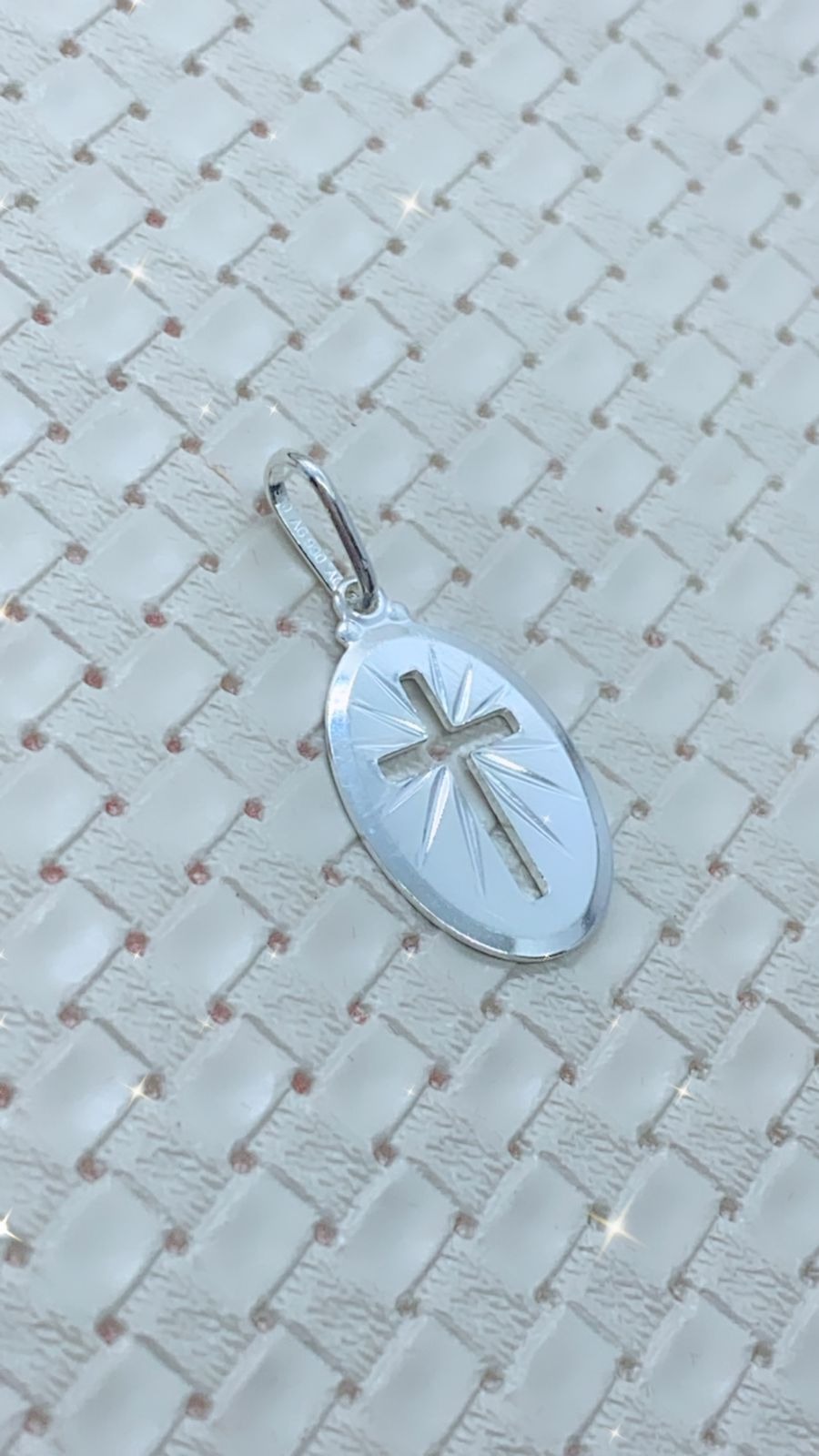 Pingente em Prata Oval Cruz Vazada