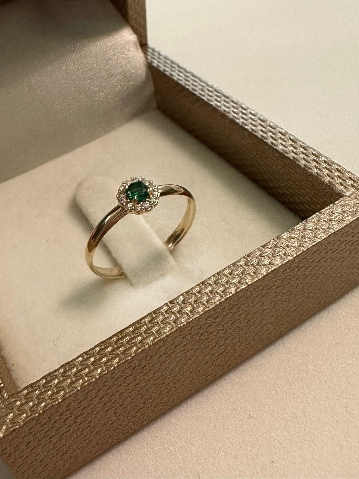 ANEL OURO 10K FORMATURA PEDRA CENTRAL E 12 PEDRAS AO REDOR 