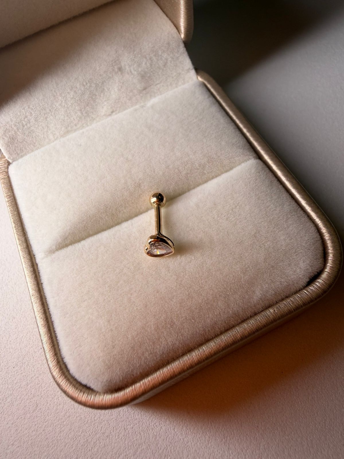 Piercing Ouro 10K Reto Coração Zircônia