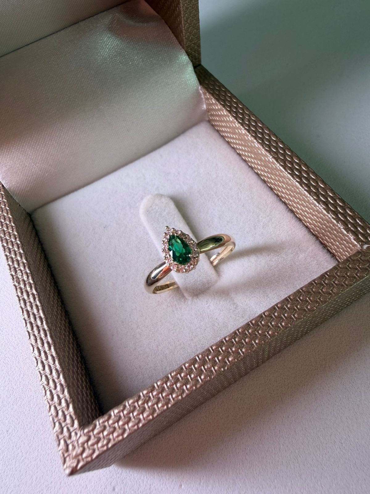 ANEL OURO 10K FORMATURA GOTA ZIRCÔNIA VERDE