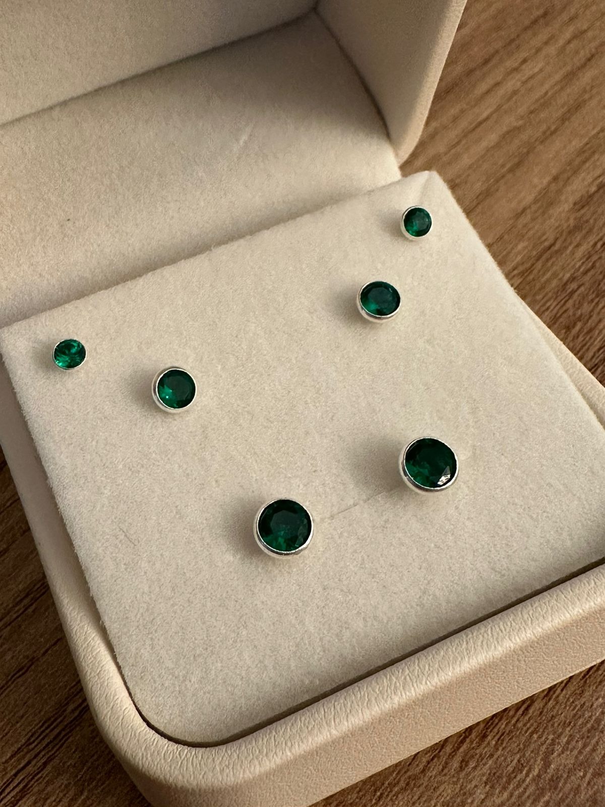 Kit em Prata com Três Pares de Brincos com Zircônias Verde