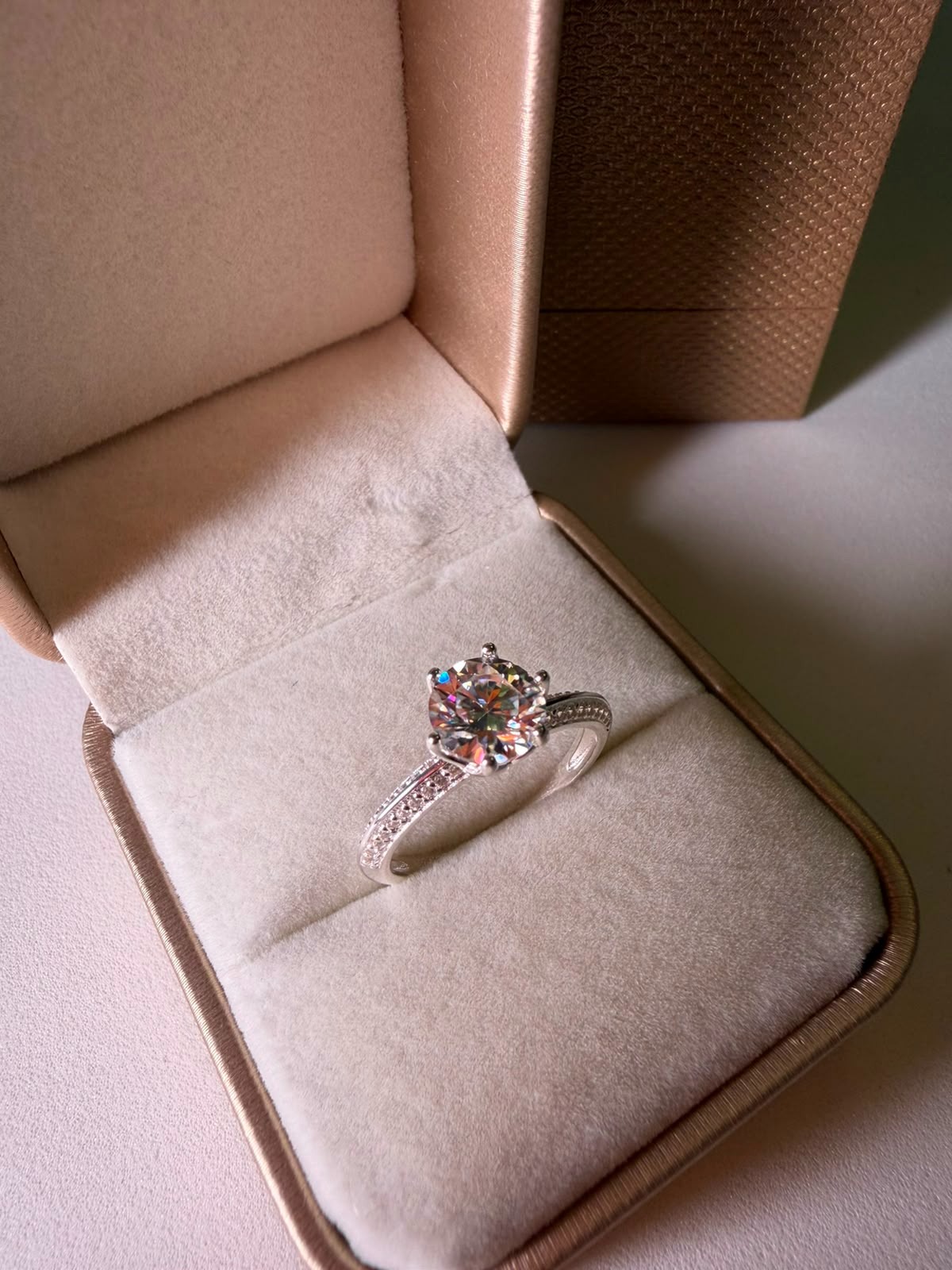 Anel em Prata Solitário Moissanite 7mm Cravejado