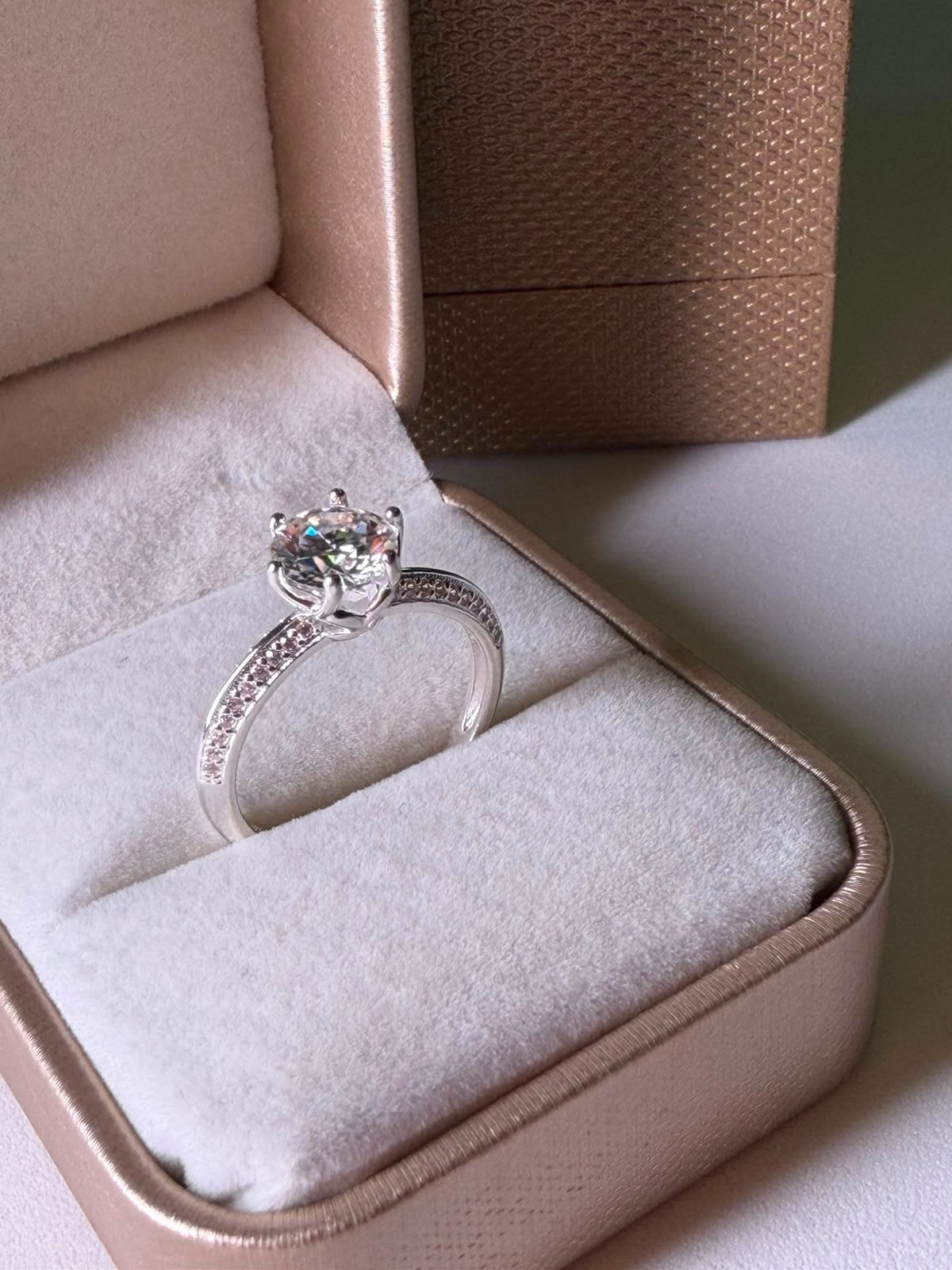 Anel em Prata Solitário Moissanite 7mm Cravejado
