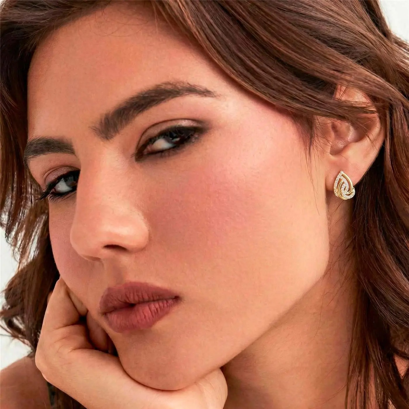 BRINCO SEMIJOIA DE GOTA CURVO E VAZADO CRAVEJADO DE ZIRCÔNIAS