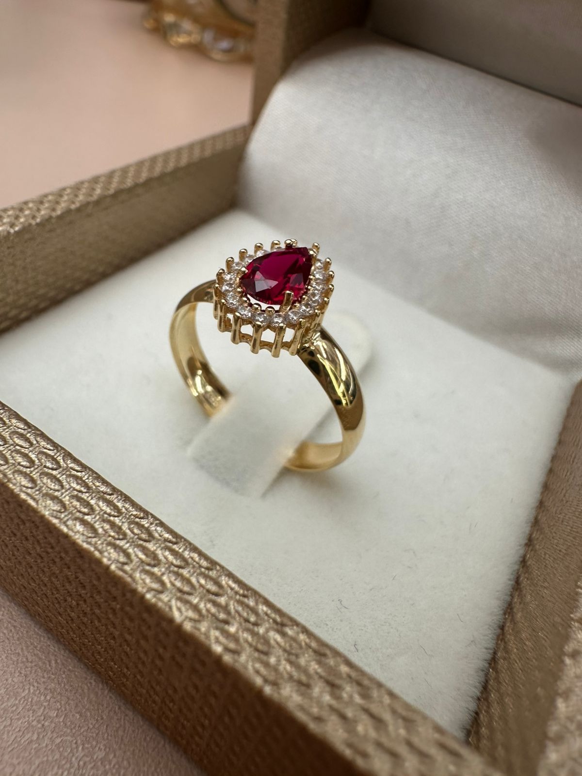 ANEL OURO 18K FORMATURA GOTA ZIRCÔNIA VERMELHA