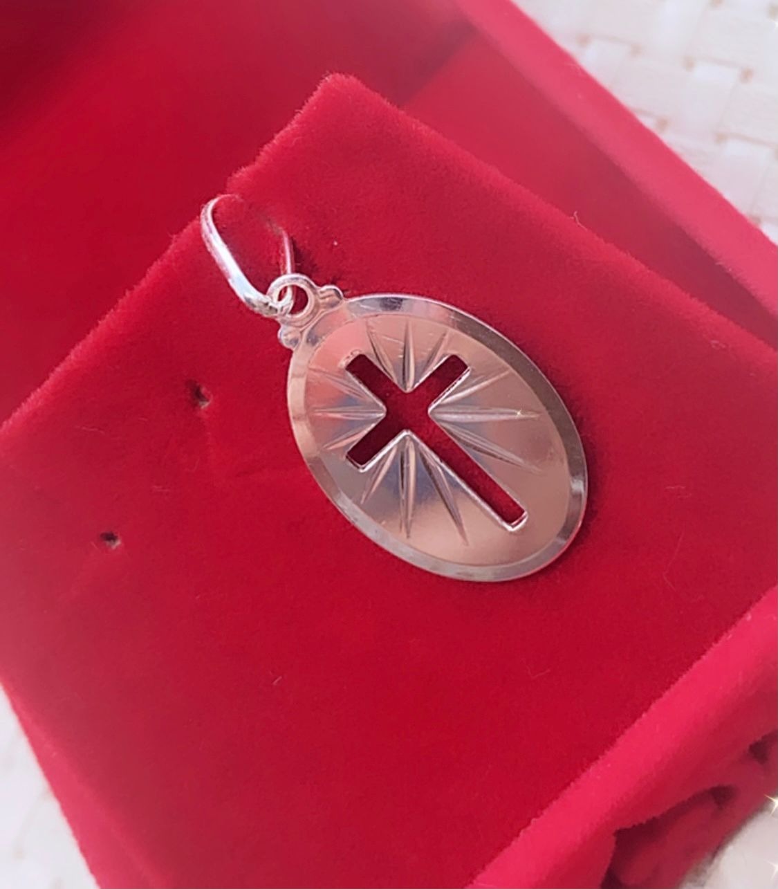 Pingente em Prata Oval Cruz Vazada