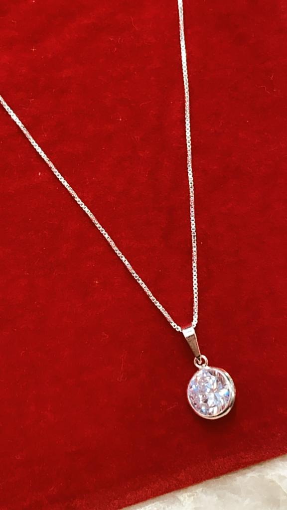 Corrente em Prata com Pingente Ponto de Luz 8mm