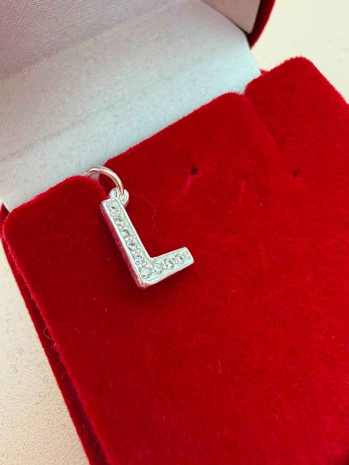 Pingente em Prata Letra "L" Cravejada