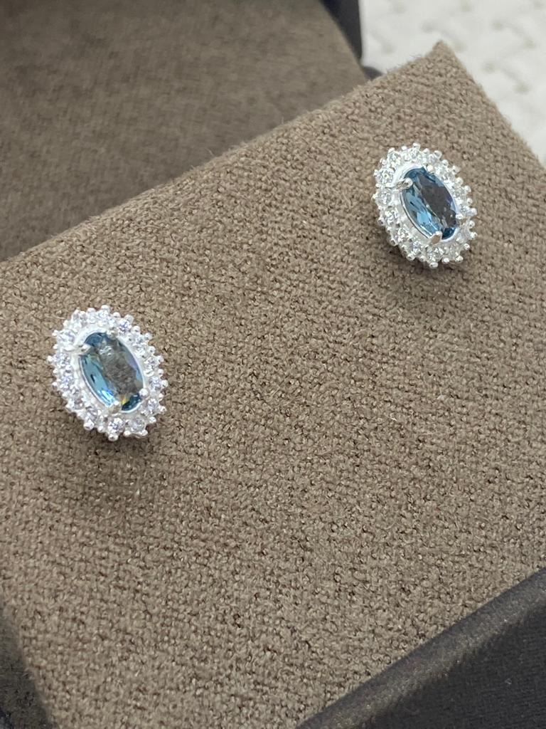 Brinco em Prata Oval Coroa Azul Cravejado 