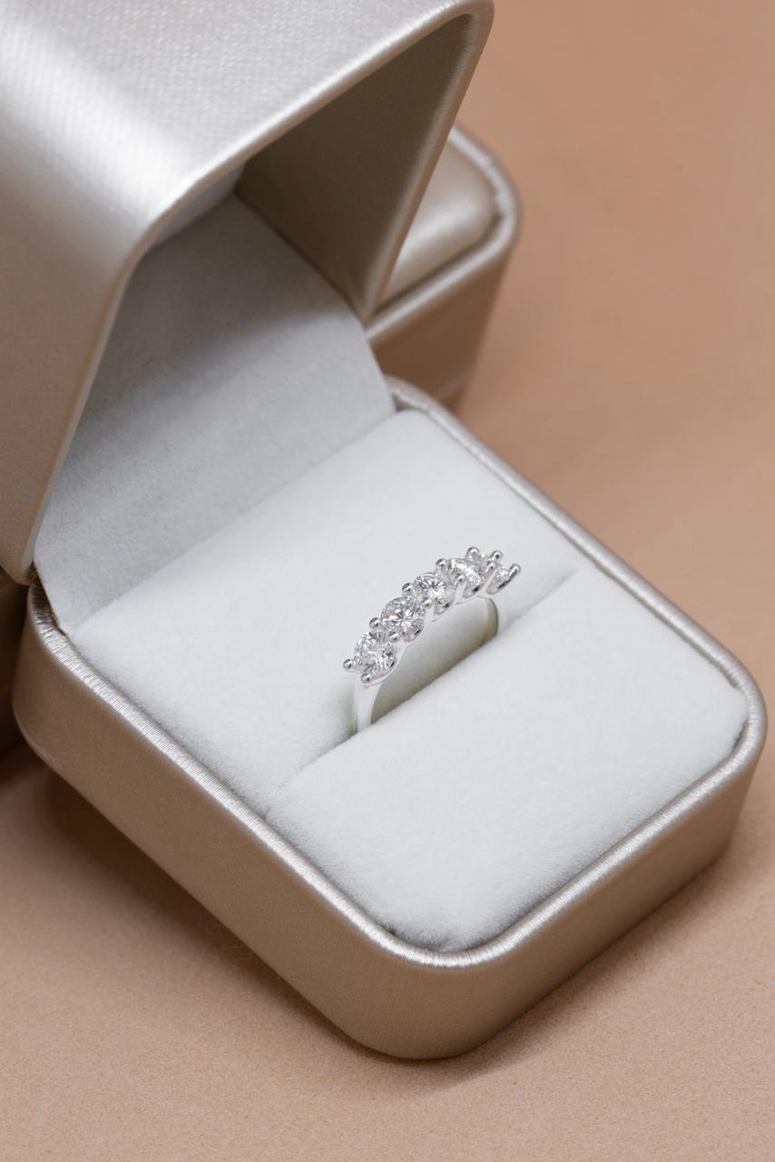 Anel em Prata Meia Aliança Moissanite 4MM