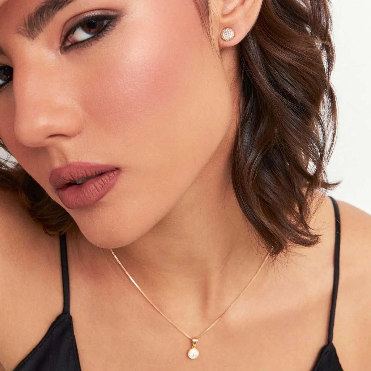 CONJUNTO DE BRINCO E COLAR REDONDO CRAVEJADO DE ZIRCÔNIAS