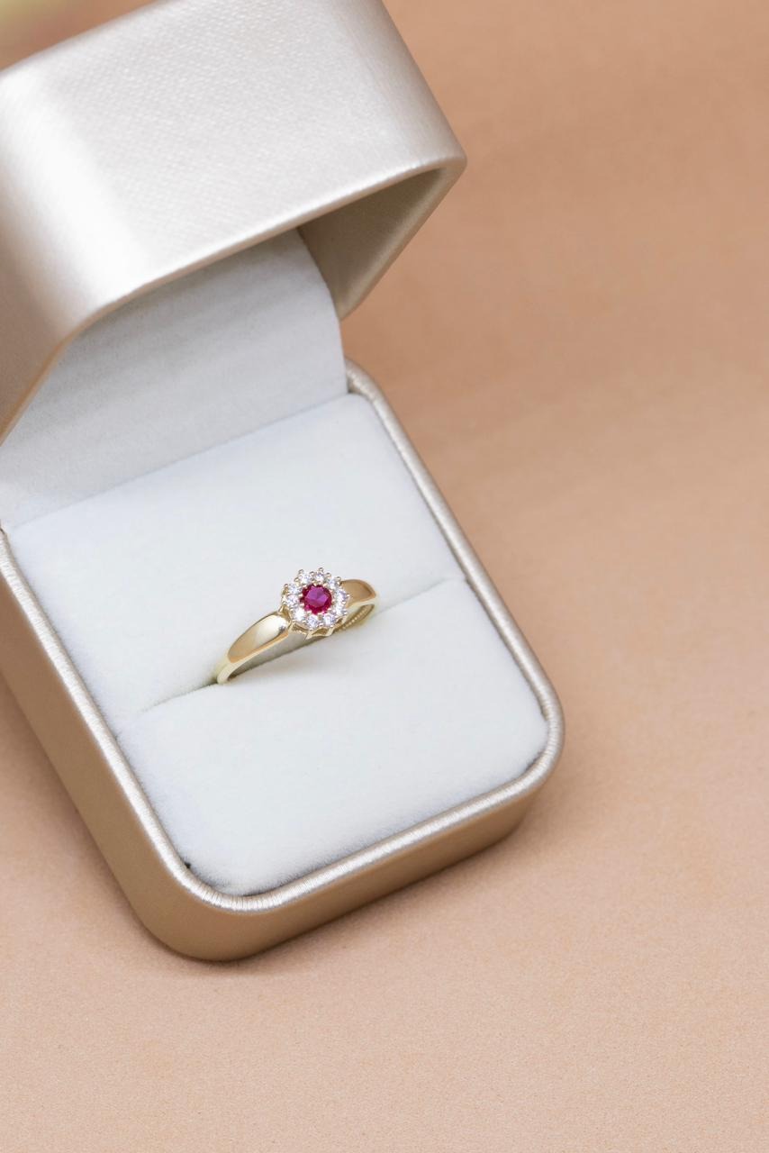 ANEL OURO 10K FORMATURA PEDRA CENTRAL E 10 PEDRAS AO REDOR 