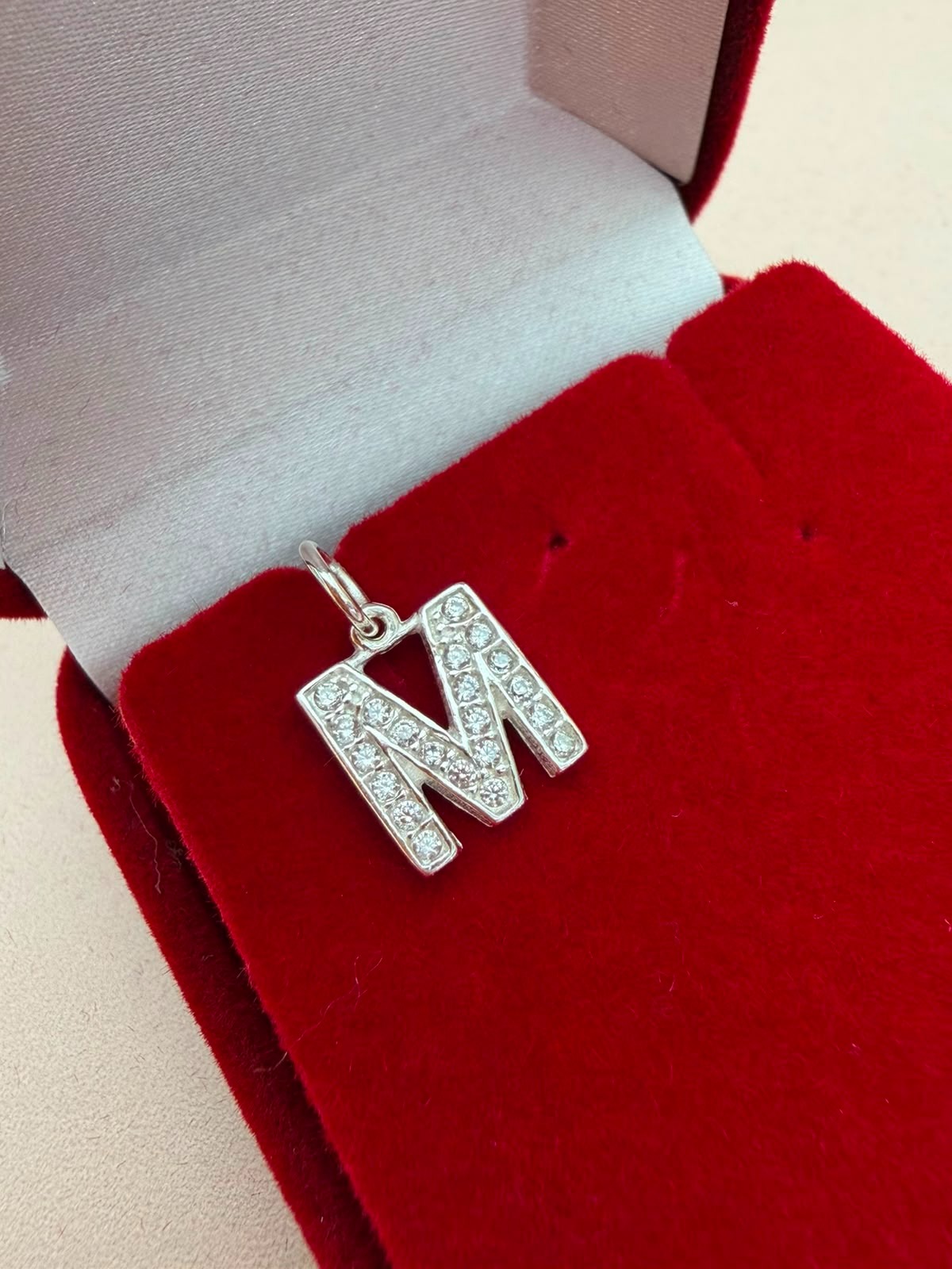 Pingente em Prata Letra "M" Cravejada