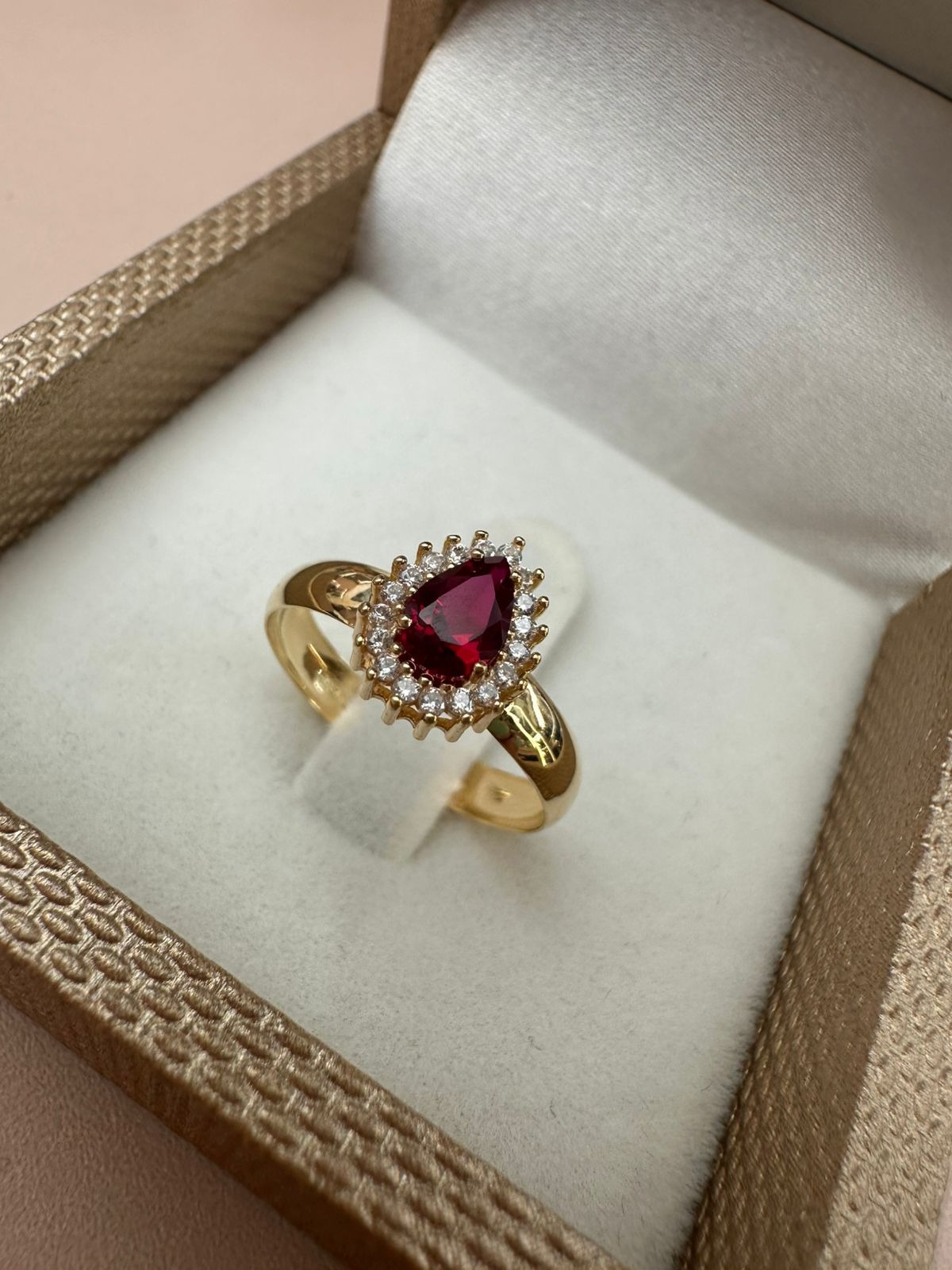 ANEL OURO 18K FORMATURA GOTA ZIRCÔNIA VERMELHA