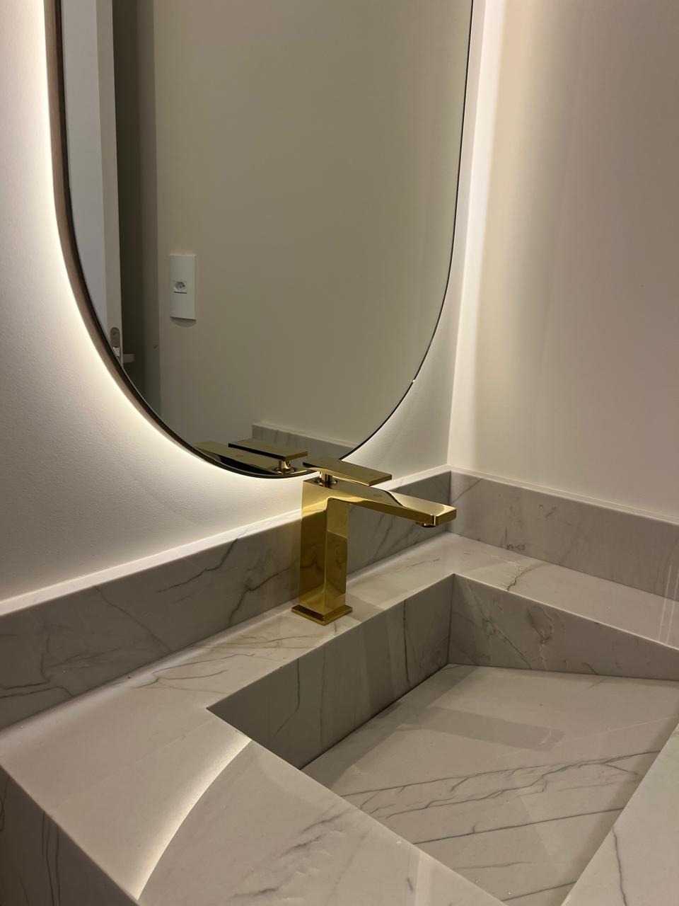 Misturador Monocomando Lavatório Bica Baixa Dourada Brilho
