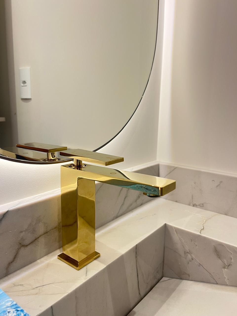 Misturador Monocomando Lavatório Bica Baixa Dourada Brilho